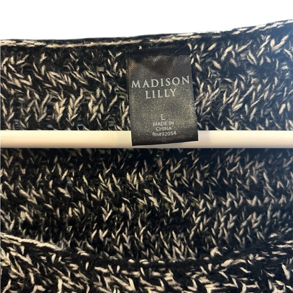 Elegant Black and Cream Women's Sweater - Picture 2 of 4